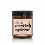 Darilna dišeča sveča z napisom in vonjem burbonske vanilije - Diši po vznemirljivih dogodivščinah